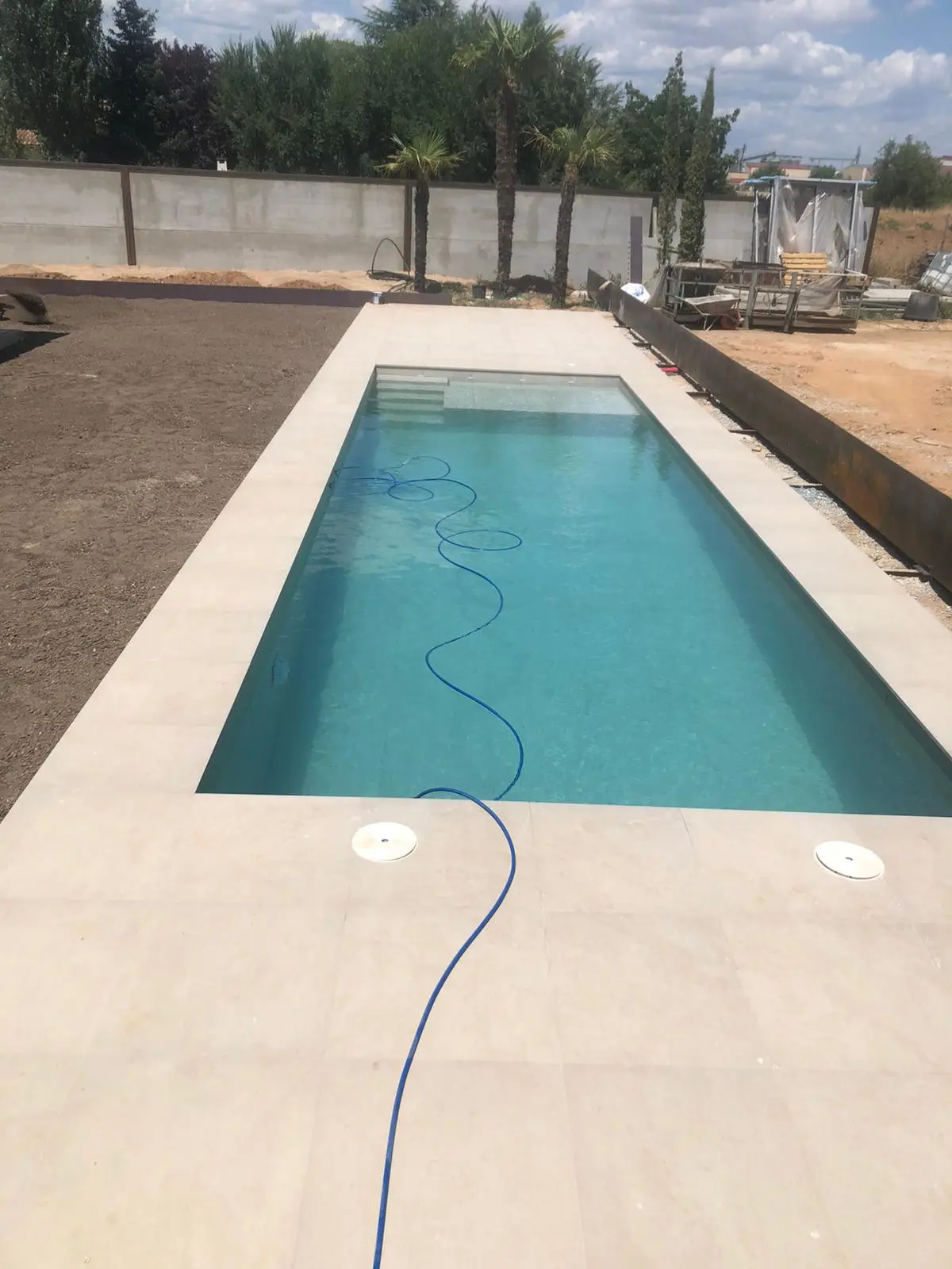 Piscina de obra blanca en Guadalajara con diseño moderno