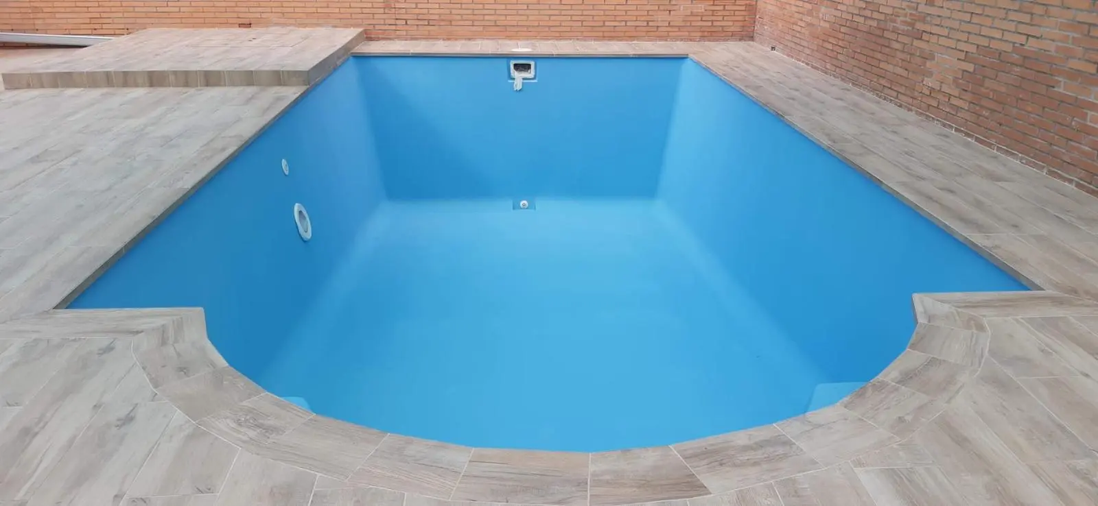 Piscina de obra blanca en Guadalajara con diseño moderno