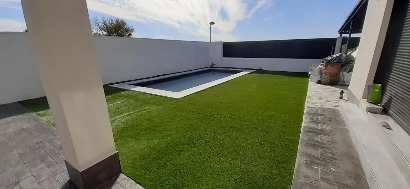 Piscina de obra blanca en Guadalajara con diseño moderno